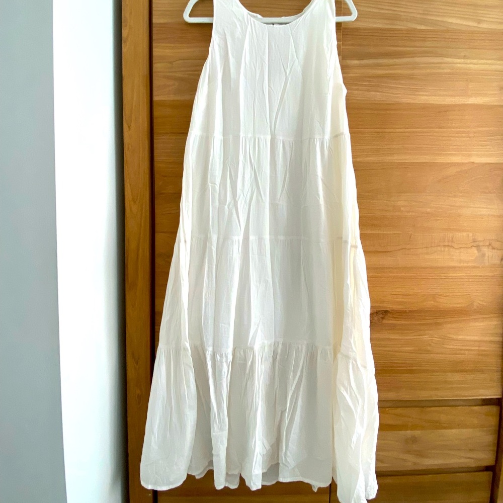 Beautiful White Tiered Dress • Size: L